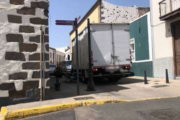 La calle peatonal del casco histórico de San Juan, bajo el asedio de los vehículos/TA.